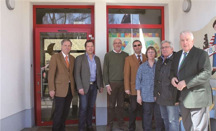 Guido Ernst, MdL; Hans-Josef Weber, Ortsbürgermeister; Silvia Kny, stellvertretende Kindergartenleiterin; Horst Gies, MdL; Jürgen Schwarzmann, I. Beigeordneter; Michael Pauly, CDU Fraktionsvorsitzender und Achim Haag, Bürgermeister der VG Altenahr trafen sich am Kindergarten in Hönningen. privat