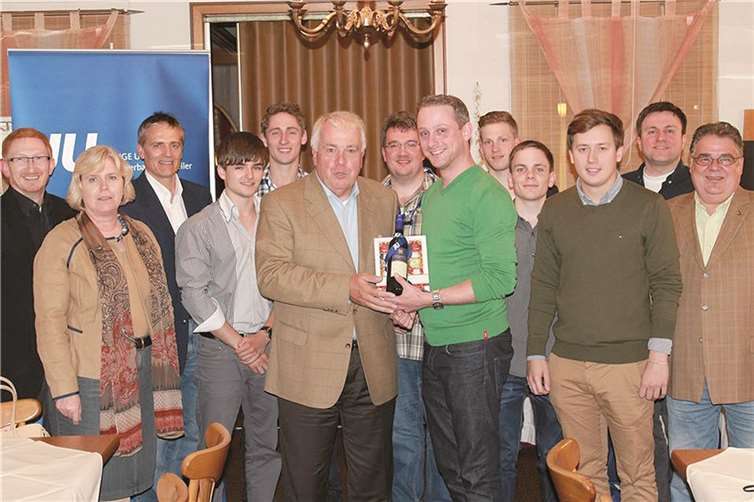 Guido Ernst MdL bekommt vom neuen Vorsitzenden Florian Ritterath ein Geschenk überreicht. Weiterhin sind die CDU Stadtvorsitzenden, die stellv. Kreisvorsitzende der CDU und unser Bezirksvorsitzender (JU) zu sehen. Natürlich auch einige Kreisvorstandsmitglieder.  Privat