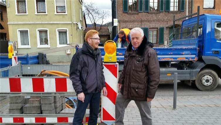 Guido Ernst begutachtete mit Heinz-Peter Hammer den Fortgang der Verlegung von Glasfaserkabel.privat