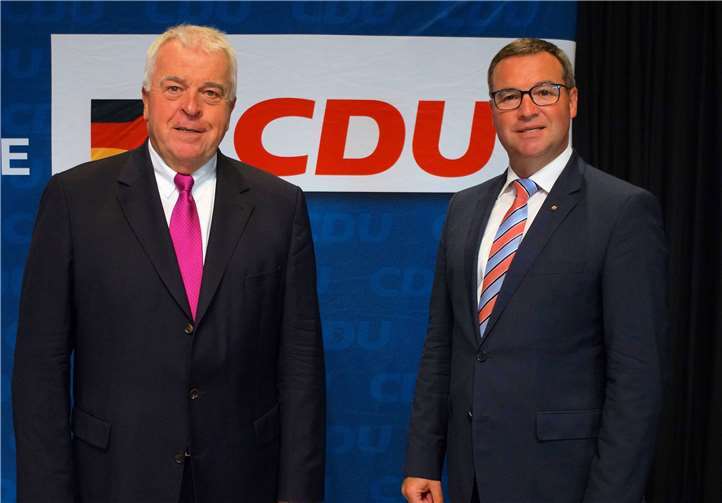 Guido Ernst (l.) und Horst Gies möchten prüfen lassen, ob sich das im Nachbarland Baden-Württemberg eingeführte Konzept „Lernfabrik 4.0“ auf Rheinland-Pfalz und speziell auf die BBS in Bad Neuenahr-Ahrweiler übertragen lässt. privat