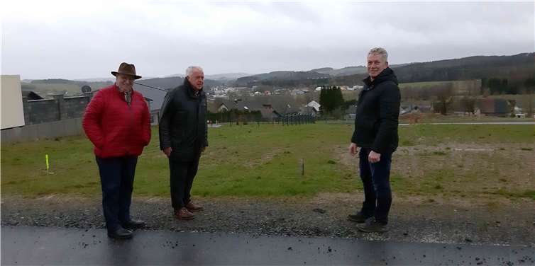 Guido Ernst lässt sich über die Bauentwicklung im Baugebiet Ober Bärens Haus informieren.Foto: privat