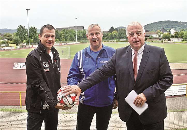 Guido Ernst (r.) freut sich über die neuen Bälle für die SG und auf weitere sportliche Erfolge. RÜ