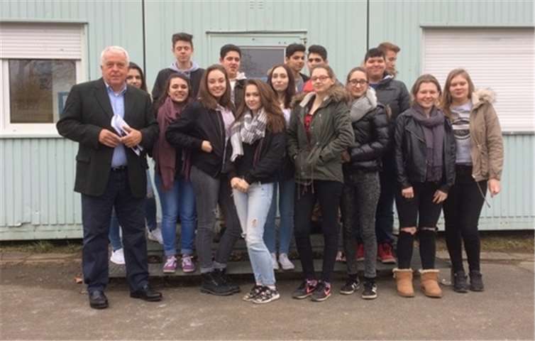 Guido Ernst stellte sich den kritischen Fragen der Zehntklässler und bot Einblick in das facettenreiche Aufgabenfeld eines Landtagsabgeordneten. privat