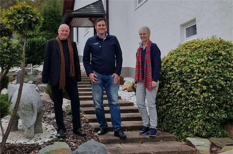 Guido Henseler (Mitte) freut sich zusammen mit dem Vorsitzenden der Lebenshilfe, Ulrich van Bebber sowie der stellvertretenden Vorsitzenden Karin Friele, im Hintergrund das Wohnhaus, in dem künftig Menschen mit Beeinträchtigungen einziehen.  Foto: privat
