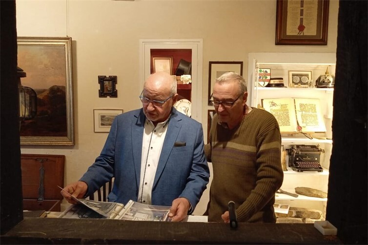 Guido Job (l.) und Gerhard Kühnlenz tauchten gemeinsam in die Heimatgeschichte ein.