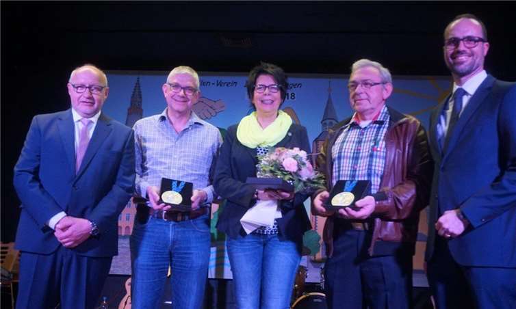 Guido Job (li.) und Clemens Hoch (re.) gratulierten Werner Henn, Christiane Godmann und Uwe Rehse. Fotos: STUKO