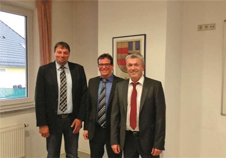 Guido Kern und Johannes Hörter stehen Ortsbürgermeister zur Seite (v.l.).privat