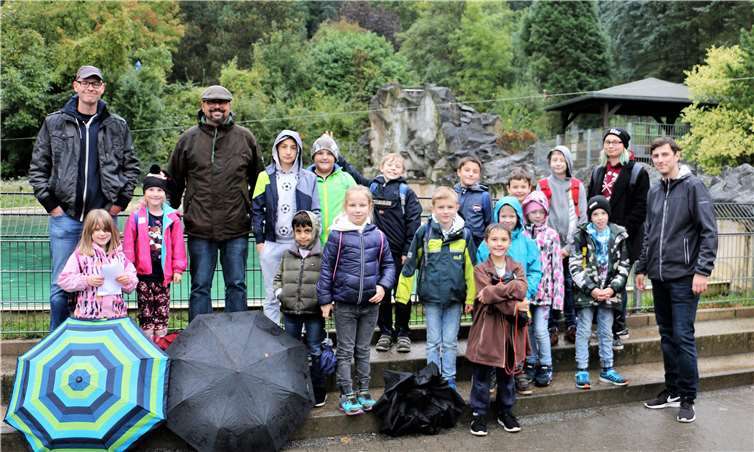 Guido Krämer (4. v. l.), sein Betreuerteam und die Kids hatten viel Spaß im Neuwieder Zoo. Foto: privat