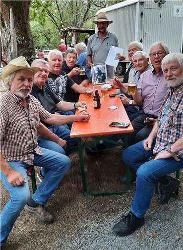 Guido Krämer (Mitte) und der Mendiger Bildhauer Werner Geilen (li.).  Foto: Bernd Schmitz