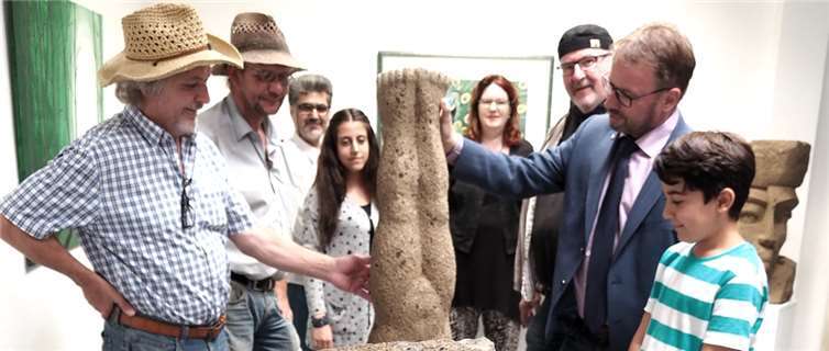 Guido Krämer wollte eigentlich die „Waage der Ausgeglichenheit“ erschaffen. Er wird seinen Stein im Ettringer Atelier vollenden.