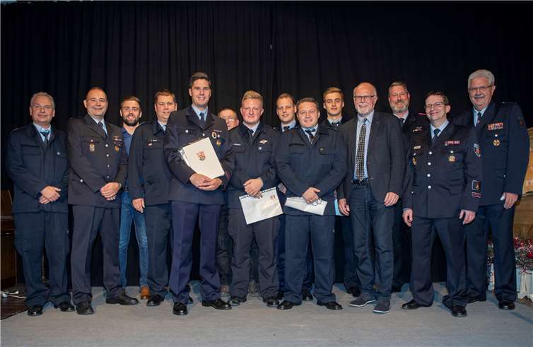 Guido Lenz (v. l.) und Dirk Henkel (beide Wehrführung der Einheit Remagen) und Ingo Wolf (Stadtwehrleiter) nahmen am Tag der Einheit mit Rainer Doemen (vierter von rechts) Ehrungen, Beförderungen, Entpflichtungen und Verpflichtungen in der Einheit Remagen vor. Foto: Anka Floßdorf/FFW Remagen