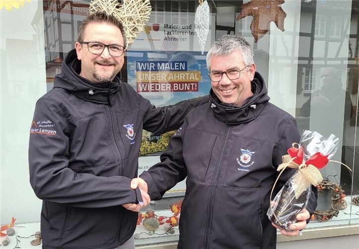 Guido Lenzen spendet Softshelljacken für den Karnevalsverein.