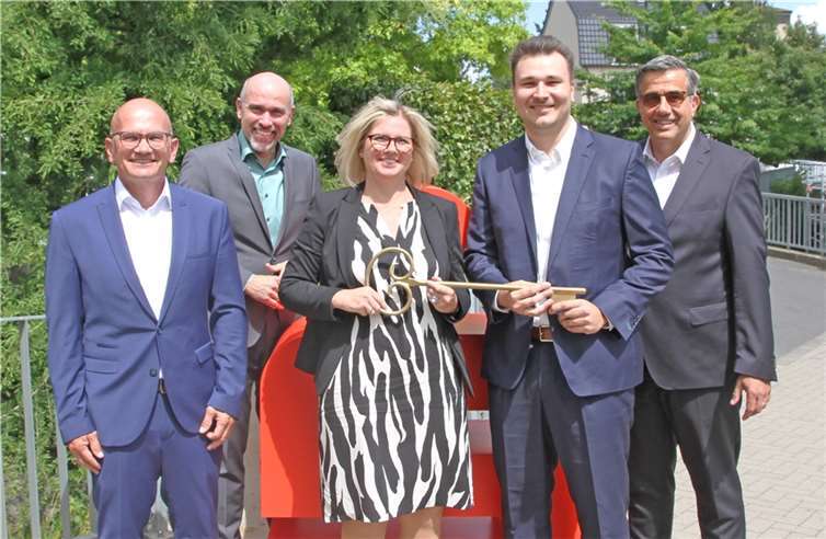 Guido Mombauer (2. v. l.), Vorstandsmitglied der Kreissparkasse Ahrweiler gratulierte gemeinsam mit Rolf Haupt (r.), Bereichsleiter Privatkunden, Christoph Frings (l.), stv. Bereichsleiter Privatkunden, und Silke Seul (3. v. l.) Jan Herrscher (2. v. r.) zur Übernahme seiner neuen Tätigkeiten.