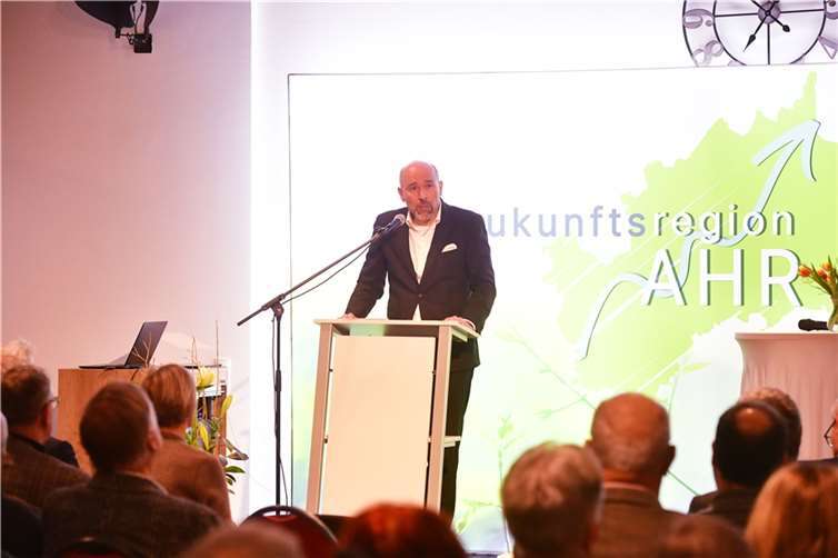 Guido Mombauer, Vorsitzender des noch jungen „Zukunftsregion Ahr e.V.“ stellte den Verein zahlreichen Interessierten und Gästen in der Kreisstadt vor.  Fotos:DU