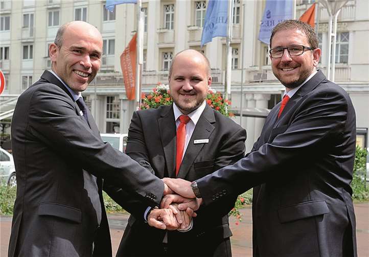 Guido Mombauer, Vorstandsmitglied der Kreissparkasse Ahrweiler und Thorsten Breuer, bisheriger Leiter der Filiale in Bad Neuenahr, wünschen dem neuen Geschäftsstellenleiter Torsten Hümmerich gutes Gelingen für seine am ersten Juni beginnende, neue Tätigkeit. Privat