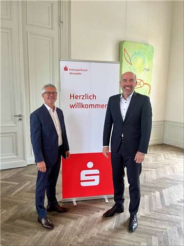 Guido Mombauer, Vorstandsmitglied der Kreissparkasse Ahrweiler freut sich über die gelungene Vortragsveranstaltung von Ralf Schuster.  Foto: Marco Seydel