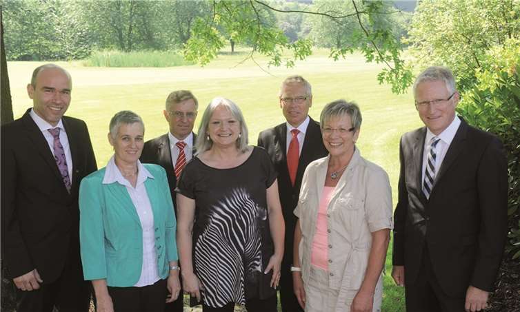 Guido Mombauer (l.), Dieter Adams (3.v.l.), Achim Gemein (3.v.r.) und Dieter Zimmermann (r.) gratulierten Monika Plohmann (2.v.l.), Margarete Weinberg (Mitte) und Sigrid Schmickler (2.v.r.) zum Dienstjubiläum. privat