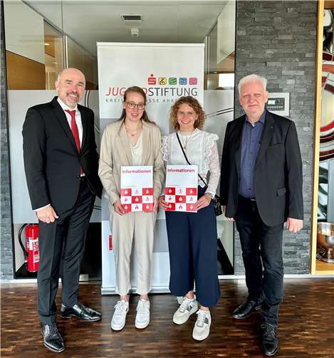 Guido Mombauer (l.), Vorstand der Jugendstiftung der Kreissparkasse Ahrweiler, überreichte den Förderpreis an die beiden Absolventinnen.  Foto: Marco Seydel
