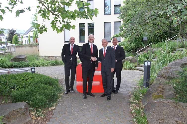 Guido Mombauer (l.), Vorstandsmitglied der Kreissparkasse Ahrweiler, Michael Jünger (r.), Verhinderungsvertreter des Vorstands und Leiter des Bereichs Firmen- und Immobilienkunden, und Odo Schmidgen (2. v. r.) gratulierten Rolf Eberle (2. v. l.) zur Übernahme seiner neuen Tätigkeiten.  Foto: