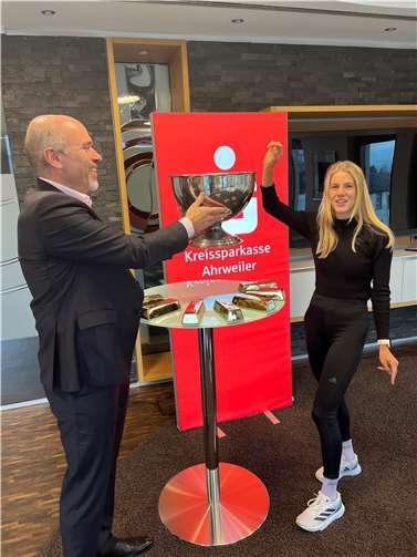 Guido Mombauer (l.) und Majtie Kolberg (r.) bei der Auslosung der Gewinner.  Foto: KSK