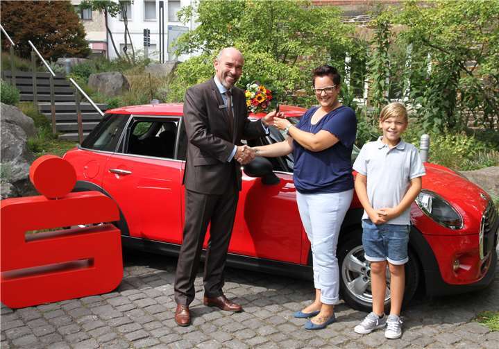 Guido Mombauer (links) gratuliert Silke Konrad und Sohn Julian zum Gewinn des Mini One.privat