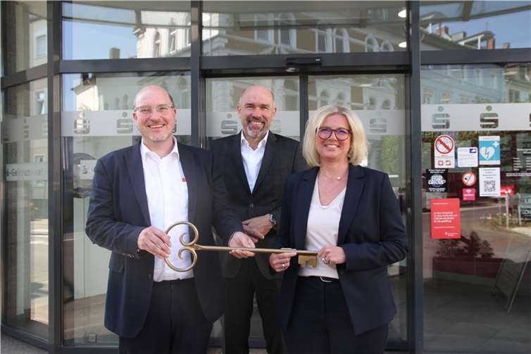 Guido Mombauer (m.), Vorstandsmitglied der Kreissparkasse Ahrweiler und Frank Kremer (l.) gratulierten Silke Seul (r.) zur Übernahme ihrer neuen Tätigkeiten. Foto: Marco Seydel - Kreissparkasse Ahrweiler
