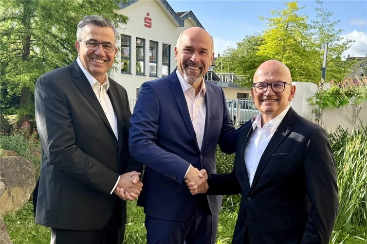 Guido Mombauer (m.), Vorstandsvorsitzender der Kreissparkasse Ahrweiler, und Rolf Haupt (l.) gratulierten Christoph Frings (r.) zur Übernahme seiner neuen Tätigkeiten.