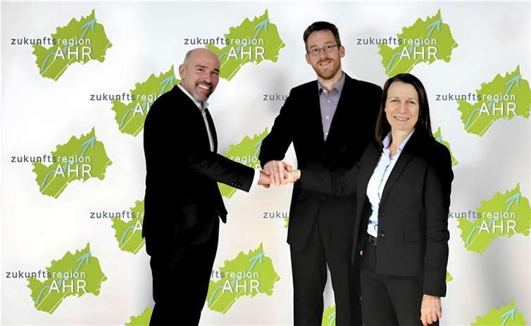 Guido Mombauer mit Christoph Klötzer (Mitte) und Cornelia Weigand.  Foto: Marco Seydel