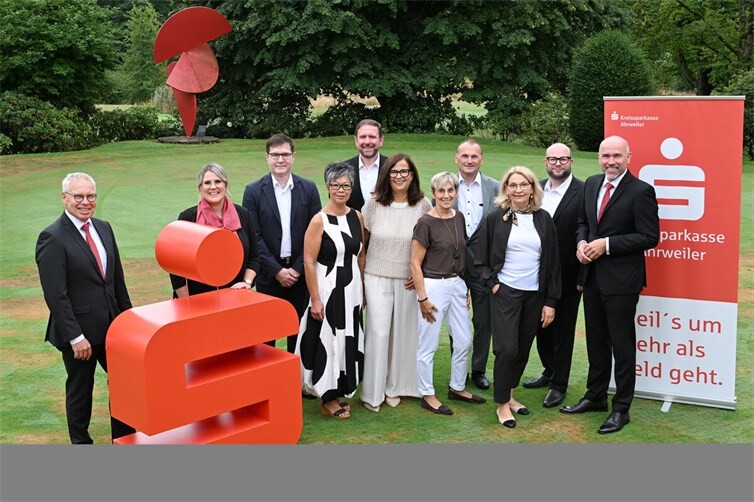 Guido Mombauer (r.), Achim Gemein (l.) und Katja Lichius (2. v. l.), Personalratsvorsitzende, gratulieren den Dienstjubilaren.Es fehlen: Sabrina Nünemann, Kerstin Risch-Rettinghaus und Martin Selbach.