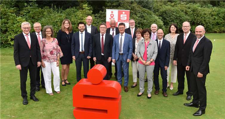 Guido Mombauer (r.), Vorstandsmitglied der Kreissparkasse Ahrweiler, gratuliert gemeinsam mit dem Personalchef Achim Gemein (2.v.l.) und dem Vorsitzenden des Personalrates Benno Balasus (2.v.r.) den Mitarbeiterinnen und Mitarbeitern zu ihren 25- und 40-jährigen Dienstjubiläen, runden Geburtstagen oder Eintritten in den Ruhestand.Foto: Kreissparkasse Ahrweiler