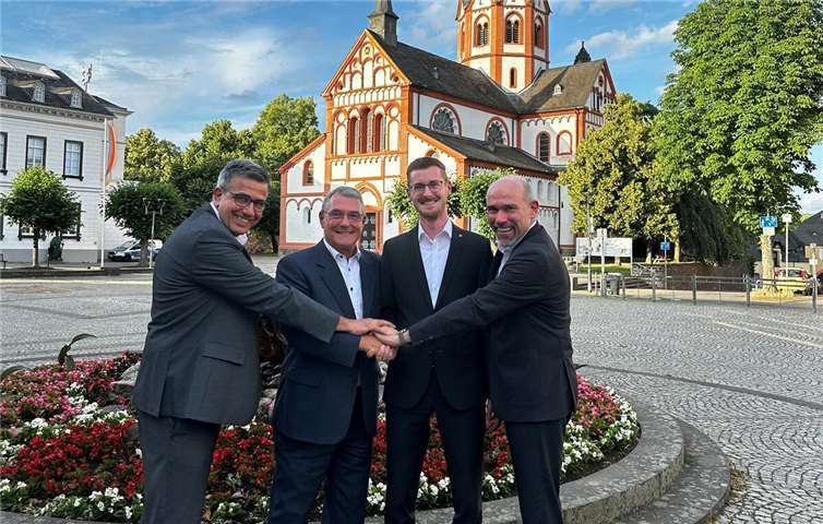 Michael Weltken: Abschied in den Ruhestand Guido Mombauer (r.), Vorstandsvorsitzender der Kreissparkasse Ahrweiler, und Rolf Haupt (l.), Bereichsleiter Privatkunden, verabschiedeten Michael Weltken (2. v. l.) gemeinsam mit seinem Nachfolger als Leiter des BeratungsCenters in Sinzig, Florian Schneider (2. v. r.), in den Ruhestand.