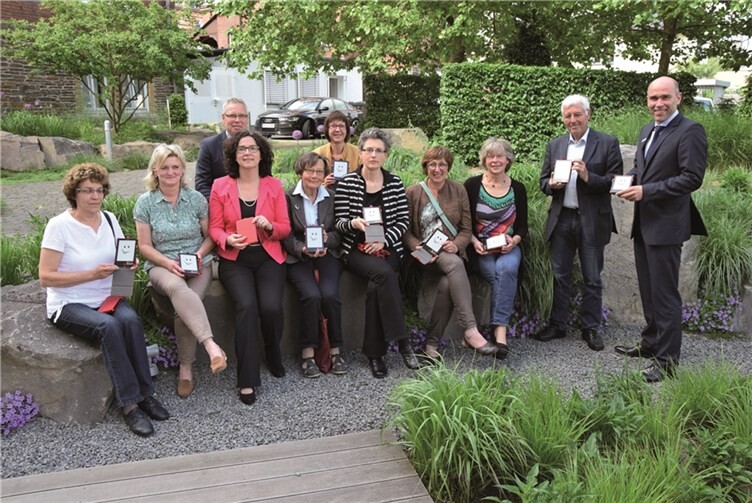 Guido Mombauer (r.) und Achim Gemein (3.v.l.) überreichten im Namen der Stiftung die eBook-Reader an die Leiter/innen der Büchereien. Die Geräte können nun dort ausprobiert und ausgeliehen werden. privat