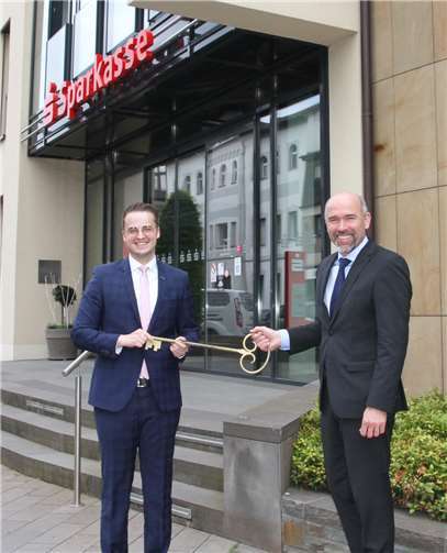 Guido Mombauer (re.), Vorstandsmitglied der Kreissparkasse Ahrweiler, übergab René Schell neuer Leiter des BeratungsCenters in Ahrweiler, den symbolischen Schlüssel verbunden mit den besten Wünschen für seine neue Aufgabe.Quelle: KSK Ahrweiler