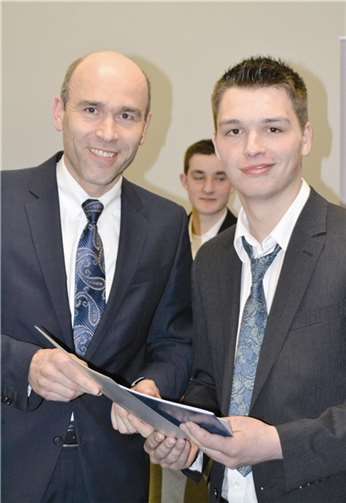Guido Mombauer überreichte Marcel Schäfer den „Bestenumschlag“.