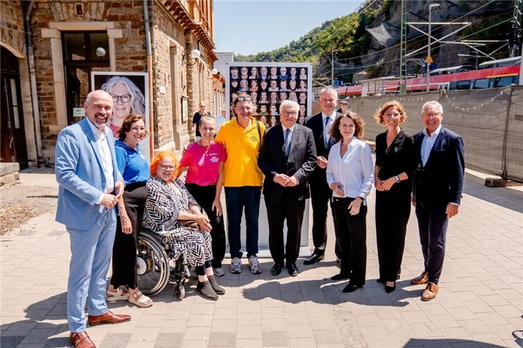 Guido Mombauer und Achim Gemein, Vorstand der Kreissparkasse Ahrweiler, Bundespräsident Frank Walter Steinmeier, Ministerpräsident Gordon Schnieder, stellvertr. Ministerpräsidentin Sabine Bätzing-Lichtenthäler und Landrätin Cornelia Weigand eröffnen gemeinsam mit Mitgliedern der Organisation „Museum of Humanity“ die Ausstellung „We AHR strong“ zum 5. Jahrestag der Flutkatastrophe 