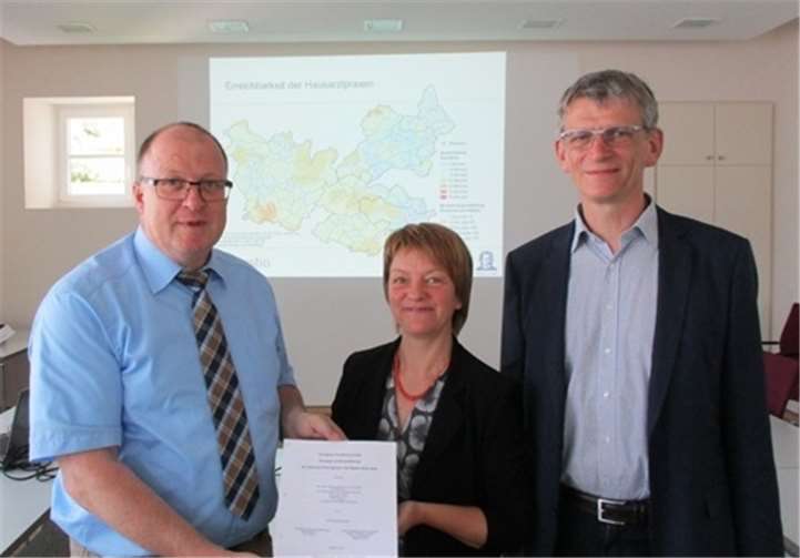 Guido Nisius (Vorsitzender der LAG Rhein-Eifel), Dr. med. Antje Erler (Institut für Allgemeinmedizin der Universität Frankfurt am Main) und Bernhard Faller (Quaestio Forschung und Beratung) bei der Vertragsunterzeichnung. Sweco GmbH, Hannah Reisten