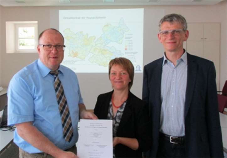Guido Nisius (Vorsitzender der LAG Rhein-Eifel), Dr. med. Antje Erler (Institut für Allgemeinmedizin der Universität Frankfurt am Main) und Bernhard Faller (Quaestio Forschung und Beratung) bei der Vertragsunterzeichnung.  Sweco GmbH, Hannah Reisten