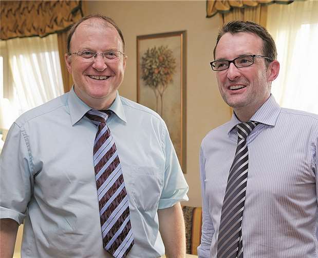 Guido Nisius (l.) wurde vom CDU-Vorsitzenden Michel Korden (r.)im Namen des der Vorstandes als CDU-Kandidat für die Bürgermeisterwahl vorgeschlagen.