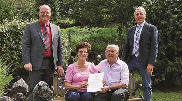 Marga und Hermann Lehmann eine Liebe, die seit 50 Jahren währt Guido Nisius (links) und Stadtbeigeordneter Peter Nett (rechts) gratulierten den beliebten Mitbürgern Marga und Hermann Lehmann. SES