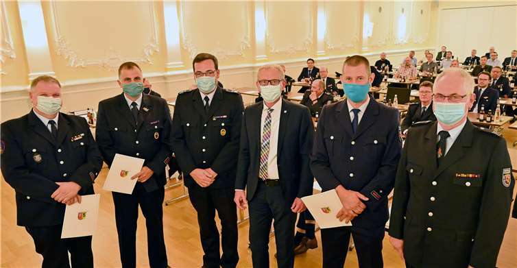 Guido Orthen (3.v.r.) und Marcus Mandt (3.v.l.) bedankten sich für das geleistete Engagement bei (v.l.) Hermann-Josef Pleger, Silvio Faulstich, Dirk Schneider und Peter Schmickler.Fotos: Hans-Jürgen Vollrath