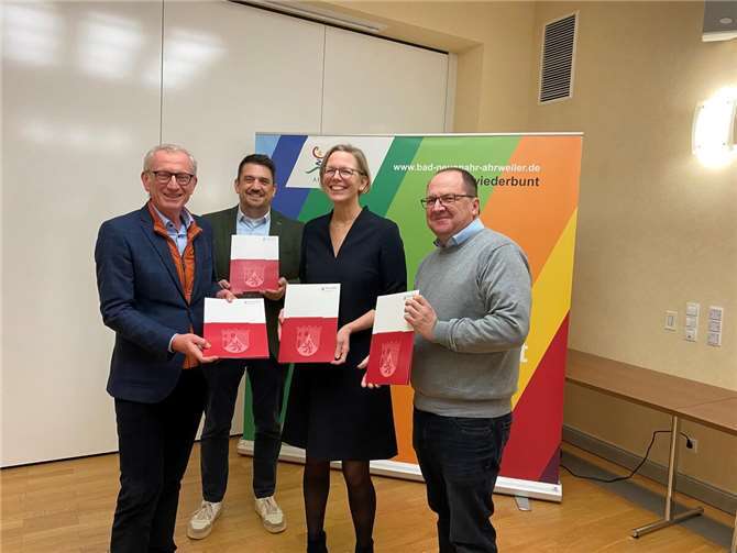 Guido Orthen, Jan Ritter (Geschäftsführer Ahrtal und Bad Neuenahr-Ahrweiler Marketing GmbH und Herbert Wiemer von der Stadtverwaltung.  Foto: EA/Adams