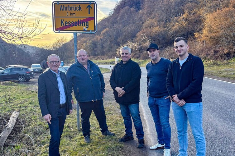 Guido Orthen, Landtagskandidat; Jörg Marienfeld, Mitglied im Verbandsgemeinderat Altenahr; Guido Galle, Ortsbürgermeister Ahrbrück; Udo Bläser, Ortsbürgermeister Kesseling; Julius Knieps, stellv. Fraktionsvorsitzender Verbandsgemeinderat Altenahr (v.l.).