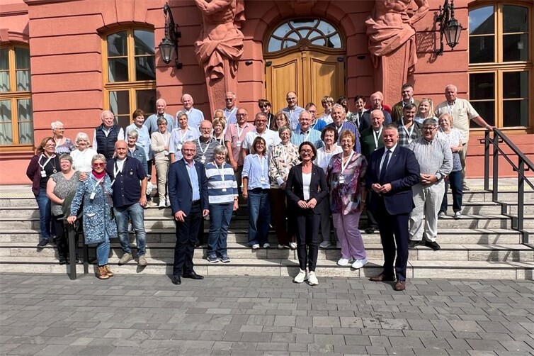 Guido Orthen, Petra Schneider und Gordon Schnieder gemeinsam mit Besucher aus dem Wahlkreis 13