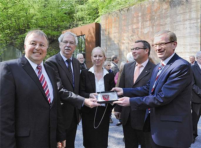 Guido Orthen übergab Dr. Willbert Herschbach (2. v.li.) ein Glaswappen der Stadt, mit anwesend Dr. Jürgen Pföhler (li.), Heike Holunder und MdL Horst Gies (2. v.re.). -FIX-