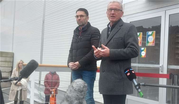 Guido Orthen(r.)  und Volker Danko bei der Eröffnung. Foto:DU