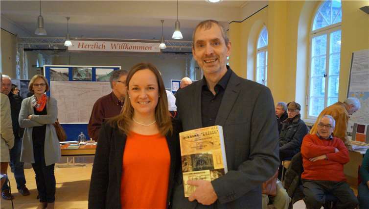 Guido Pringnitz und Sandra Polom wissen viel zur leidvollen Geschichte der KZ-Häftlinge zu berichten. Die gebürtige Schwedin hielt jetzt in Treis einen beeindruckenden Vortrag zur Geschichte ihrer Großeltern, die beide in KZ´s leiden mussten, wobei ihr Opa Jakub Chabinski sogar im Bruttig-Treiser-Tunnel schuften musste.Fotos: TT