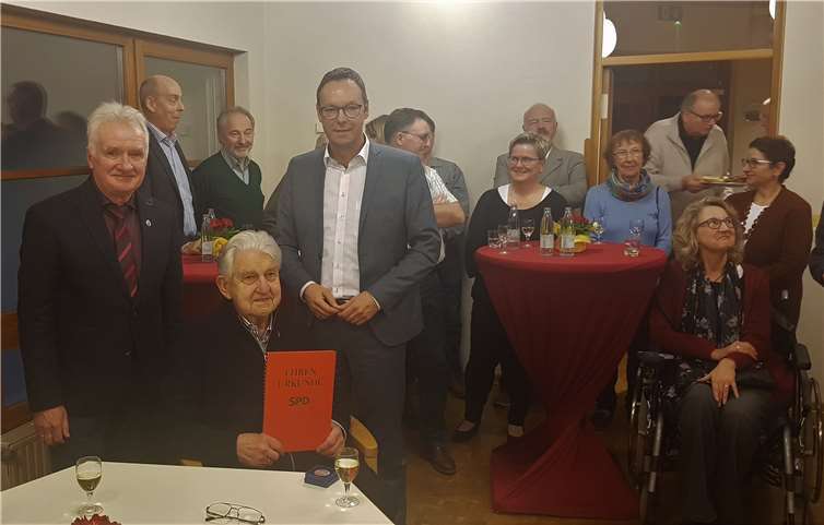 Guido Rüdell mit Ehrenurkunde. Rechts Dr. Alexander Wilhelm, links Bernhard Hoffmann.Quelle: SPD Brey