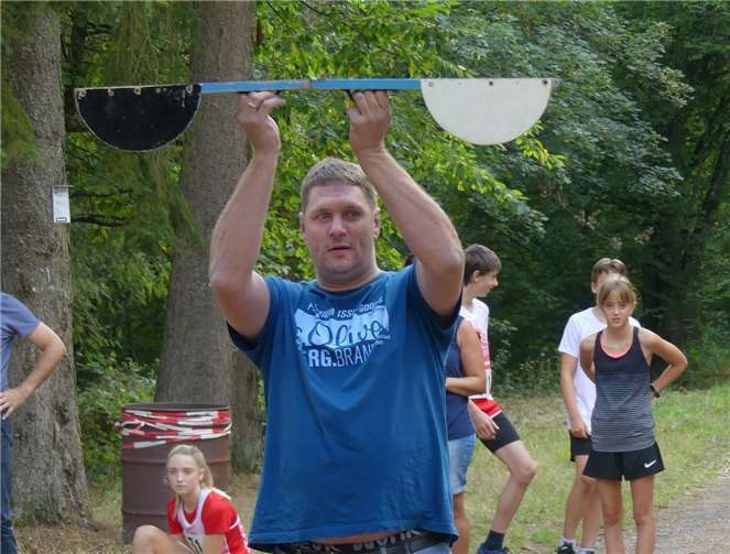 Guido Treis vom VfL Bremm übernahmbeim Benefizlauf Geul die Aufgabe des Starters.