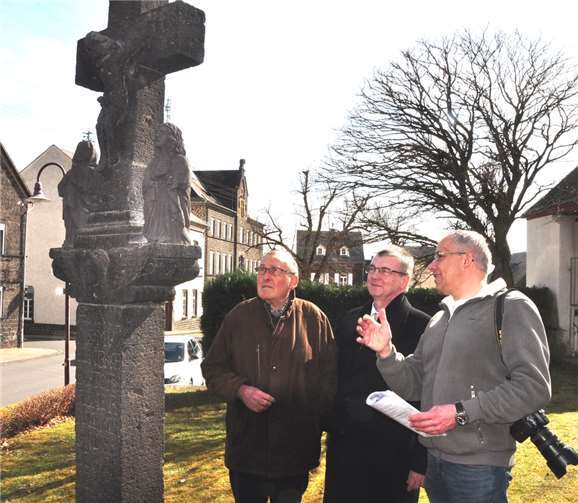 Guido Walter (r.), gab Altbürgermeister und Ehrenbürger Toni Schüller und Landrat Dr. Alexander Saftig Auskunft über das restaurierte Pastorenkreuz.