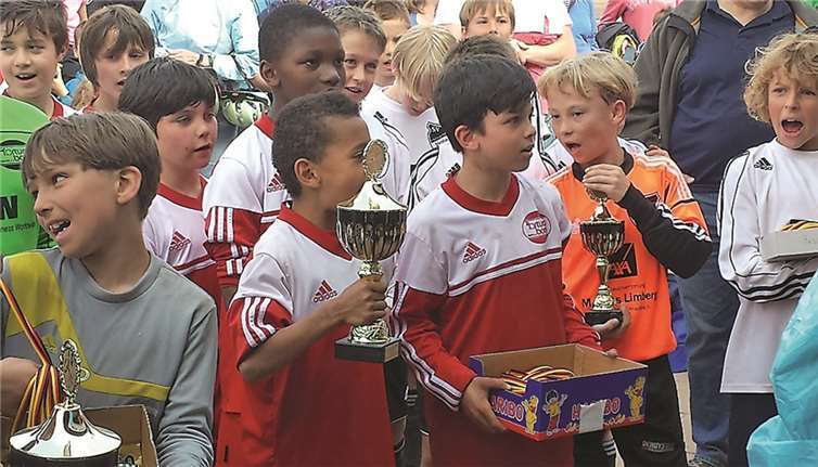 Gummibärchen, Pokale und Medaillen - viel mehr kann das Herz eines Juniorkickers nicht begehren. privat